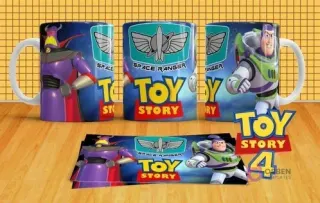 Mockup de tres tazas sublimadas con Buzz Lightyear y Zurg, el logo Space Ranger y Toy Story 4, con la plantilla de diseño.