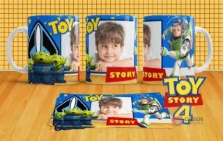 Mockup de tres tazas sublimadas con Buzz Lightyear, marcianitos y un niño personalizable, con el logo Toy Story 4 y plantilla.