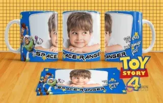 Mockup de tres tazas sublimadas con Woody, Buzz, marcianitos, un niño y la frase 'Tú eres mi amigo fiel'.