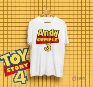 Mockup de una camiseta blanca con el diseño 'Andy Cumple 3' estilo Toy Story, y el logo Toy Story 4.
