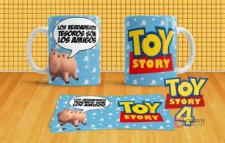 Mockup de dos tazas sublimadas con Hamm y la frase 'Los verdaderos tesoros son los amigos', y el logo Toy Story 4.