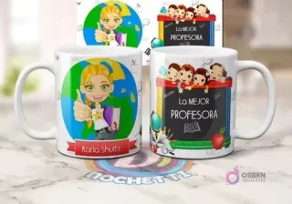 Mug sublimado con profesora 'Karla Shutz' haciendo pulgar arriba y globo terráqueo, y otro con niños y 'La Mejor Profesora'.