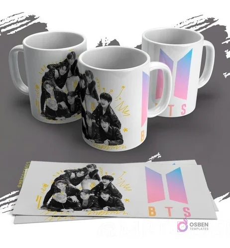 Tres tazas blancas personalizadas con diseños de BTS en blanco y negro, con chaquetas de cuero, y un diseño del logo de BTS en degradado pastel. Se ven las plantillas de los diseños impresas sobre un fondo gris.