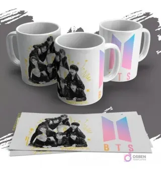 Tres tazas blancas personalizadas con diseños de BTS en blanco y negro, con chaquetas de cuero, y un diseño del logo de BTS en degradado pastel. Se ven las plantillas de los diseños impresas sobre un fondo gris.