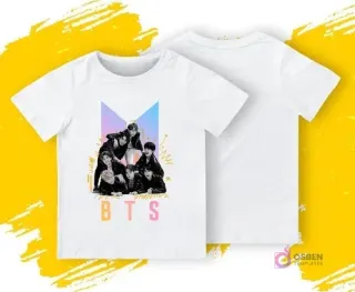 Una polera blanca con diseño frontal de BTS en blanco y negro con chaquetas de cuero y el logo de BTS en degradado pastel. Se muestra la parte delantera y trasera de la polera sobre un fondo amarillo y gris.