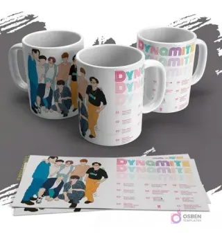 Tres tazas blancas personalizadas con ilustraciones de los miembros de BTS de la era 'Dynamite' y un diseño con una lista de canciones. Se ven las plantillas de los diseños impresas sobre un fondo gris.