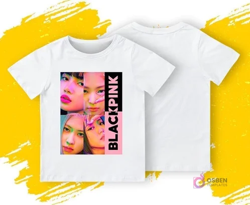 Una polera blanca con un diseño frontal de cuatro retratos en primer plano de las integrantes de Blackpink con un logo vertical 'BLACKPINK'. Se muestra la parte delantera y trasera de la polera sobre un fondo amarillo y gris.