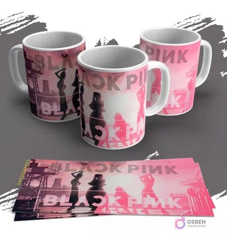 Tres tazas blancas personalizadas con siluetas de las integrantes de Blackpink y el logo 'BLACKPINK' sobre un fondo industrial rosado. Se ven las plantillas de los diseños impresas sobre un fondo gris.