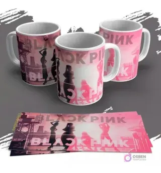 Tres tazas blancas personalizadas con siluetas de las integrantes de Blackpink y el logo 'BLACKPINK' sobre un fondo industrial rosado. Se ven las plantillas de los diseños impresas sobre un fondo gris.