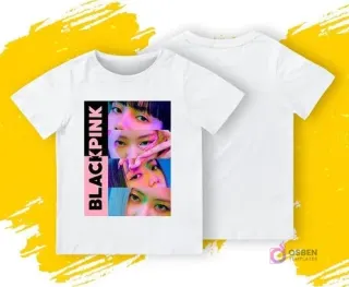 Una polera blanca con un diseño frontal de ojos y caras de las integrantes de Blackpink en primer plano y un logo vertical 'BLACKPINK'. Se muestra la parte delantera y trasera de la polera sobre un fondo amarillo y gris.