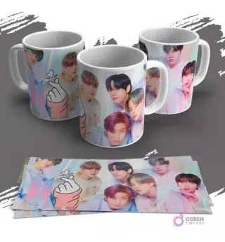 Tres tazas blancas personalizadas con retratos coloridos de los miembros de BTS y un diseño de mano haciendo un corazón. Se ven las plantillas de los diseños impresas sobre un fondo gris.