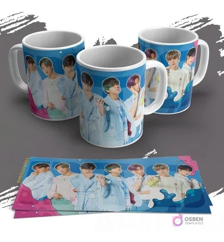 Tres tazas blancas personalizadas con retratos coloridos de los miembros de BTS en tonos azules y rosados, con un estilo de acuarela. Se ven las plantillas de los diseños impresas sobre un fondo gris.
