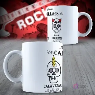 Taza blanca sublimada con diseños de calaveras estilo cartoon, una con cuernos de diablo y otra con un cuerno tipo unicornio tecnológico. Fondo rojo con guitarra eléctrica y la palabra ROCK.