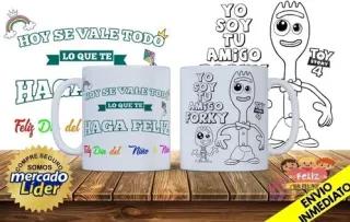 Tazas blancas sublimadas con diseño de Forky (Toy Story) y frase 'Hoy se vale todo lo que te haga feliz', mostrando plantillas infantiles para pintar.