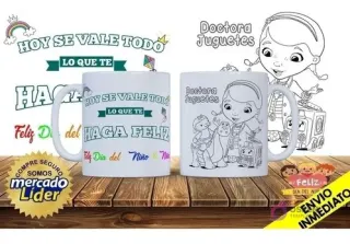 Tazas sublimadas con la Doctora Juguetes y la frase 'Hoy se vale todo lo que te haga feliz', ideal para regalos infantiles para pintar.