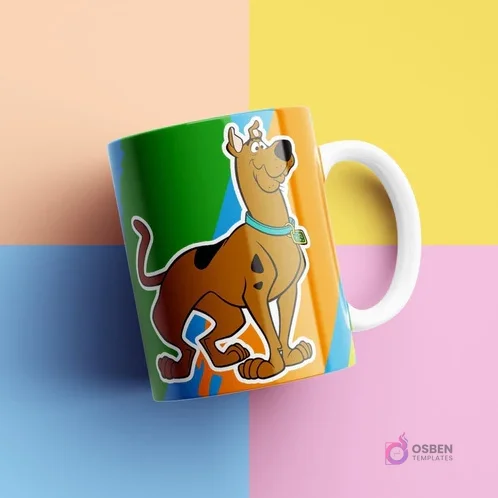 Taza sublimada con el diseño de Scooby Doo sonriendo, sobre un fondo vibrante verde, naranja y azul con líneas diagonales, en un estudio de colores pastel.