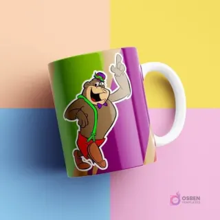 Taza sublimada con el diseño de Maguila Gorila sonriendo y levantando un dedo, con pajarita y tirantes, sobre un fondo verde, morado y naranja con líneas diagonales, en un estudio de colores pastel.
