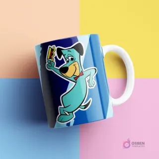 Taza sublimada con el diseño de Huckleberry Hound, el perro azul con pajarita, sujetando una armónica, sobre un fondo azul oscuro y claro con líneas diagonales, en un estudio de colores pastel.