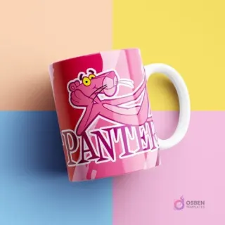 Taza sublimada con el diseño de La Pantera Rosa sonriendo y la palabra 'PANTERA' debajo, sobre un fondo rosa con tonos más claros en líneas diagonales, en un estudio de colores pastel.