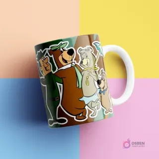 Taza sublimada con el diseño de El Oso Yogui, Bubu, el guardabosques Smith y Cindy, sobre un fondo de camuflaje verde y marrón con líneas diagonales, en un estudio de colores pastel.