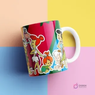 Taza sublimada con el diseño de la familia Picapiedra y Mármol (Pedro, Vilma, Pebbles, Pablo, Betty, Bam-Bam) felices, sobre un fondo rojo, verde y azul con líneas diagonales, en un estudio de colores pastel.