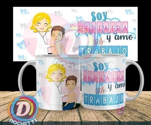 Taza sublimada con diseño de pediatra 'Soy Pediatra y amo mi trabajo' mostrando a una doctora examinando a un niño, con ositos de fondo.