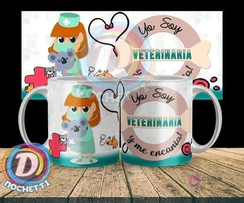 Taza sublimada con diseño de veterinaria 'Yo Soy Veterinaria y me encanta' con una doctora veterinaria abrazando un koala y elementos de animales.