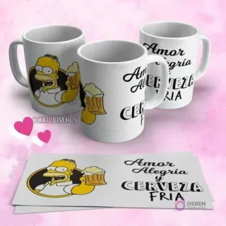 Tres tazas sublimadas con diseño de Homero Simpson bebiendo cerveza y frase 'Amor Alegría y Cerveza Fría', junto a las plantillas en papel.