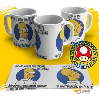 Vista lateral de tazas con diseño de Homero Simpson con la frase 'Esta taza ya tiene dueño', sobre un fondo amarillo y logo de Mario Kart.