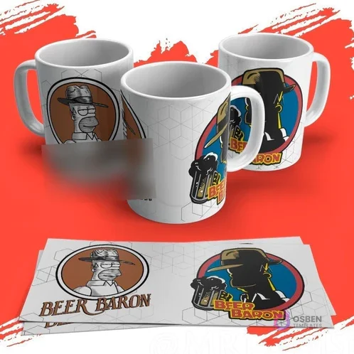 Tazas sublimadas con Homero Simpson disfrazado de 'Beer Baron' y silueta de él con sombrero, fondo rojo con patrón.