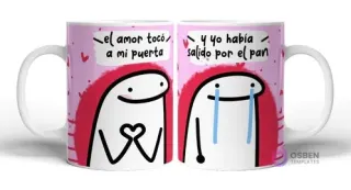 Taza sublimada con dos Flork, uno con un corazón y la frase 'el amor tocó a mi puerta', y otro Flork llorando con la frase 'y yo había salido por el pan' en fondo rosa con corazones.
