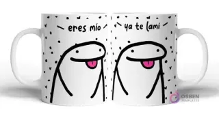 Taza sublimada con dos Flork con la lengua afuera, uno con la frase 'eres mío' y el otro con 'ya te lamí' en fondo blanco con pequeños corazones negros y puntos.