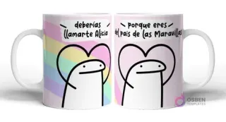 Taza sublimada con dos Flork tomados de las manos formando un corazón, con las frases 'deberías llamarte Alicia' y 'porque eres del país de las Maravillas' en un fondo de arcoíris pastel.
