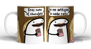 Taza sublimada con Flork sosteniendo una barra de chocolate y la frase 'eres como el chocolate', y otro Flork sosteniendo chocolate con la frase 'te me antojas a cada rato' en fondo marrón con textura de waffle.
