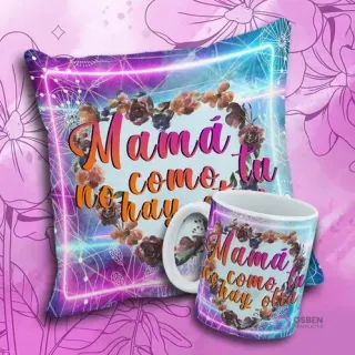 Taza y cojín con la frase 'Mamá como tú no hay otra' dentro de un marco floral de rosas y un borde de neón.