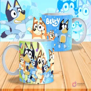 Dos tazas sublimadas con diseños de la familia Bluey: una con Bluey, Bingo, Bandit y Chilli en grupo sobre fondo verde claro con huesos y otra con Bluey corriendo sobre fondo azul claro con huellas de perro.