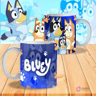 Dos tazas sublimadas de Bluey: una con el logo de 'Bluey' y huellas de perro en fondo azul oscuro, la otra con la familia Bluey sobre fondo azul y naranja con huellas.