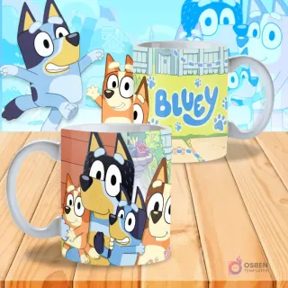 Dos tazas sublimadas de Bluey: una con la familia Bluey abrazándose en un jardín sobre fondo marrón, la otra con el logo 'Bluey' y huellas en un vibrante fondo verde.