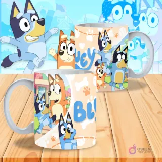 Dos tazas sublimadas con Bluey: una con la familia Heeler caminando y el logo 'Bluey' en fondo crema con huellas y líneas, la otra con Bluey jugando.