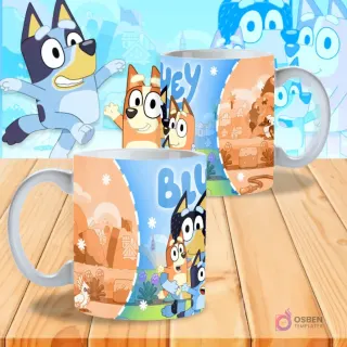 Dos tazas sublimadas de Bluey: una con la familia Heeler en un fondo dividido naranja y azul con formas geométricas, la otra con el logo 'Bluey'.