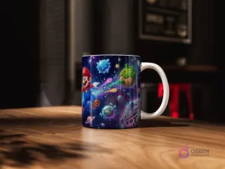 Taza sublimada con Super Mario saltando entre pequeños planetas y cometas de colores en un espacio estrellado, evocando Mario Galaxy.