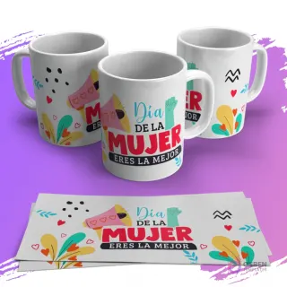 Mugs con diseño vibrante 'Día de la Mujer, Eres la Mejor' con megáfono y elementos florales.