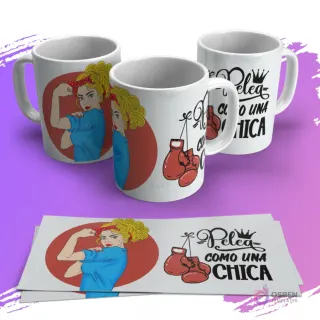 Mugs con diseño de mujer rubia estilo 'Rosie the Riveter' flexionando brazo y guantes de boxeo, frase 'Pelea como una chica'.