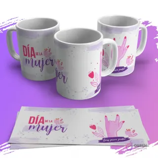 Mugs con diseño 'Día de la Mujer' y mano haciendo señal de rock ('I love you') con frase 'Eres puro poder' y elementos florales.