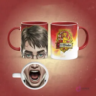 Taza sublimada de Seiya de Saint Seiya con armadura dorada, ojos azules y boca abierta magnificada en la base, fondo rojo