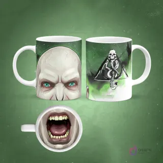 Taza sublimada de Lord Voldemort con ojos azules y boca con dientes magnificada en la base, fondo verde