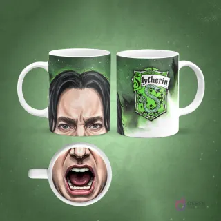 Taza sublimada de Severus Snape con ojos intensos y boca abierta magnificada en la base, fondo verde