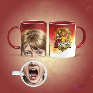 Taza sublimada de Hyoga de Saint Seiya con armadura de Cisne, ojos azules y boca abierta magnificada en la base, fondo azul