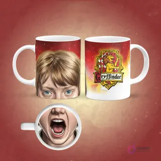 Taza sublimada de Hyoga de Saint Seiya con armadura de Cisne, ojos azules y boca abierta magnificada en la base, fondo azul
