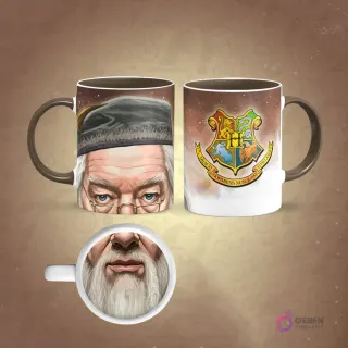Taza sublimada de Hermione Granger con mirada seria y boca cerrada magnificada en la base, fondo rojo